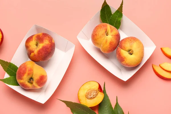 Papierteller Mit Süßen Pfirsichen Und Blättern Auf Rosa Hintergrund — Stockfoto