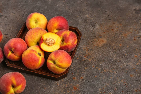 Tray Sweet Peaches Dark Background — Stock Photo, Image