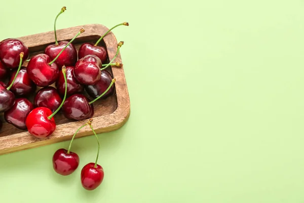 Board Sweet Cherries Green Background — Stock Photo, Image