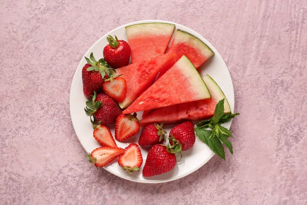Plate Pieces Fresh Watermelon Strawberries Pink Background — Stock Photo, Image