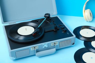 Mavi masada vinil diskleri olan kayıt çalar