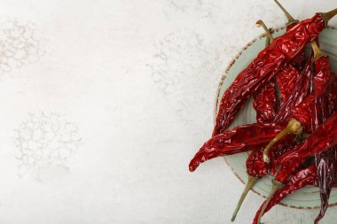 Açık arkaplanda kuru kırmızı biberli tabak.