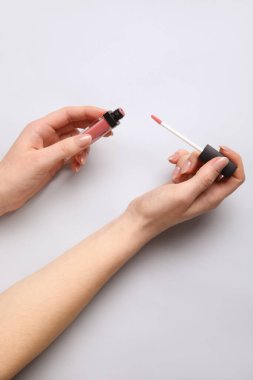 Işıklı arka planda ruj sürmüş bir kadın