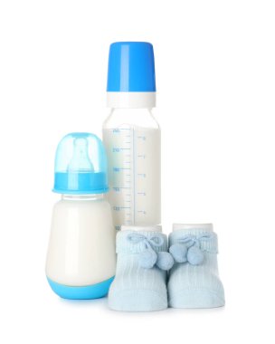 Bebek için süt şişeleri ve beyaz arka planda izole edilmiş popolar.