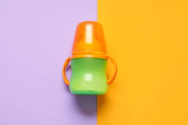 Bebek için sütle renklendirilmiş şişe