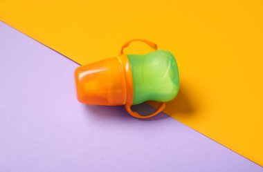 Bebek için sütle renklendirilmiş şişe