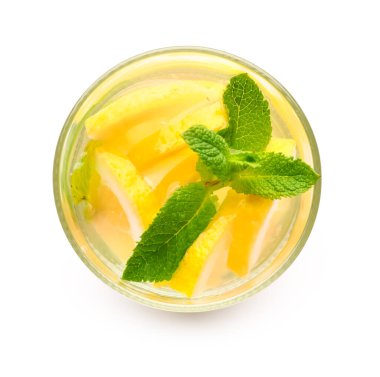 Beyaz arka planda limonlu ve naneli bir bardak erimiş su.