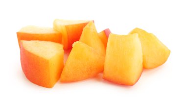 Beyaz arka planda izole edilmiş olgun kayısı parçaları