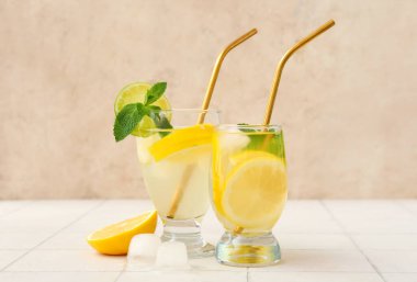 Bir bardak limonlu su.