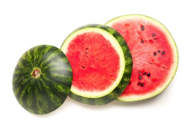 Beyaz arka planda taze karpuz parçaları