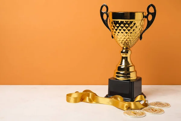 Gold Cup Prize Medals Table Orange Wall — Stock Photo, Image