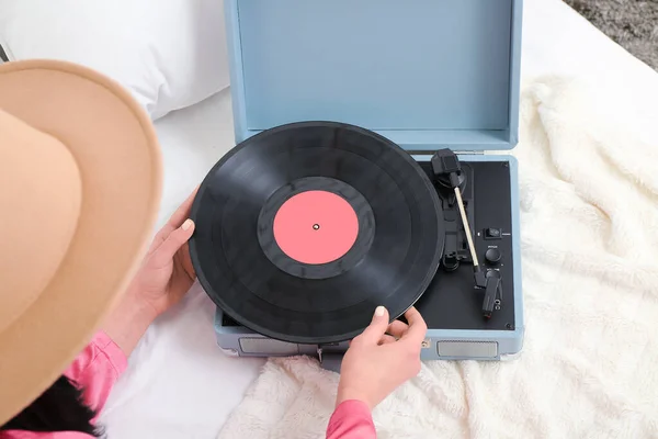 Yatak Odasında Vinil Diski Pikabı Olan Genç Bir Kadın Yakın — Stok fotoğraf