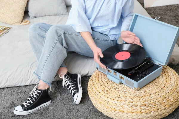 Young Woman Record Player Bedroom — Stock Photo, Image