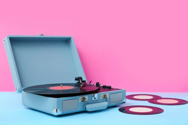 Συσκευή Εγγραφής Δίσκους Βινυλίου Στο Τραπέζι Κοντά Ροζ Τοίχο — Φωτογραφία Αρχείου