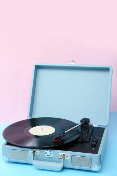 Lecteur Disques Avec Disque Vinyle Sur Table Près Mur Rose — Photo