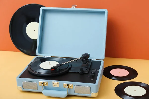 Plattenspieler Mit Schallplatten Auf Tisch Neben Orangefarbener Wand — Stockfoto