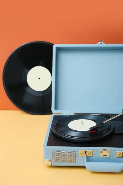 Gramofon Vinylovými Disky Stole Oranžové Stěny — Stock fotografie