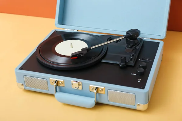 Lecteur Disques Avec Disque Vinyle Sur Table Près Mur Orange — Photo