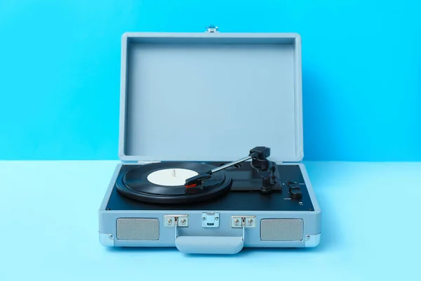 Mavi Masada Vinil Diski Olan Bir Kayıt Oynatıcı — Stok fotoğraf
