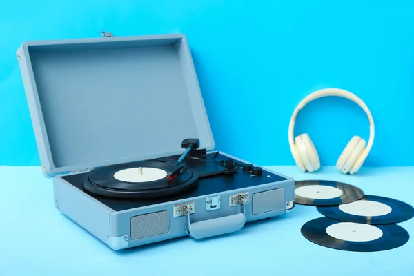Lecteur Disques Avec Disques Vinyle Écouteurs Sur Table Bleue — Photo