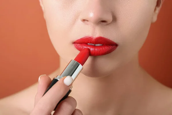 Γυναίκα Εφαρμογή Κόκκινο Κραγιόν Στο Φόντο Χρώμα Closeup — Φωτογραφία Αρχείου