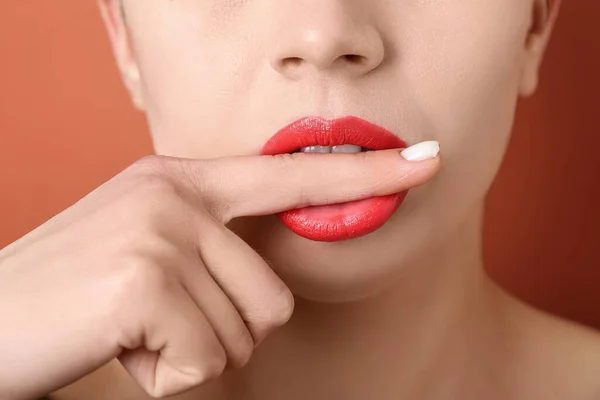 Vrouw Met Rode Lippen Kleur Achtergrond Close — Stockfoto
