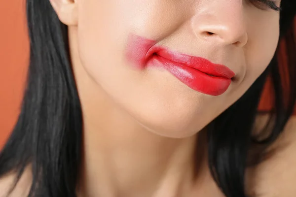 色の背景に赤い唇を持つ女性 クローズアップ — ストック写真