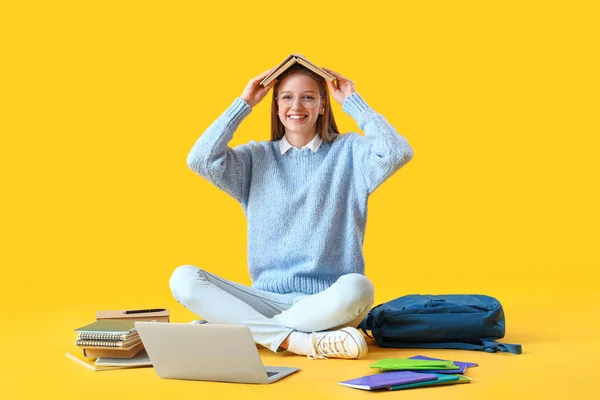 Studentin Mit Buch Auf Gelbem Hintergrund — Stockfoto