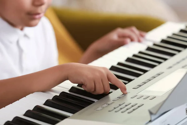 Piccolo Ragazzo Afroamericano Che Suona Sintetizzatore Primo Piano — Foto Stock