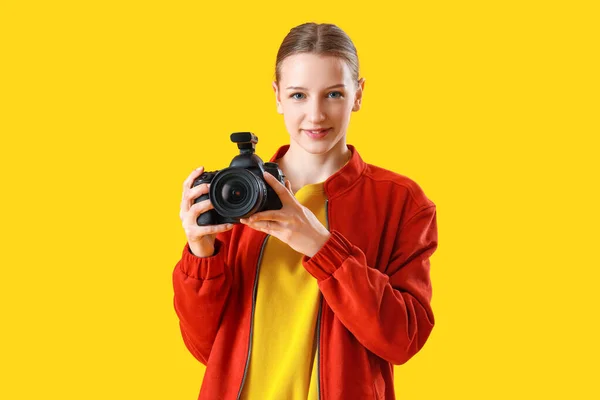 Vrouwelijke Student Met Fotocamera Gele Achtergrond — Stockfoto