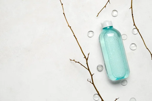 Botella Agua Micelar Con Ramas Árbol Piedras Vidrio Sobre Fondo —  Fotos de Stock