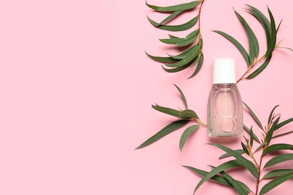 Бутылка Мицеллярной Воды Ветвями Растений Розовом Фоне — стоковое фото