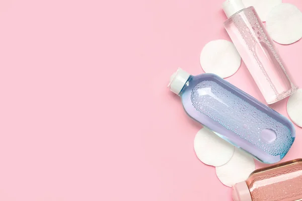 Бутылки Мицеллярной Воды Хлопчатобумажными Прокладками Розовом Фоне — стоковое фото
