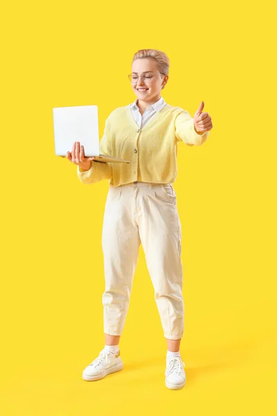 Estudante Feminina Com Laptop Mostrando Polegar Para Cima Fundo Amarelo — Fotografia de Stock
