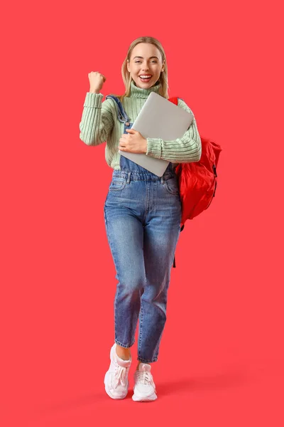 Happy Vrouwelijke Student Met Laptop Rode Achtergrond — Stockfoto