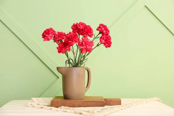 Vase Red Carnations White Wooden Table Light Green Wall — Stock Photo, Image