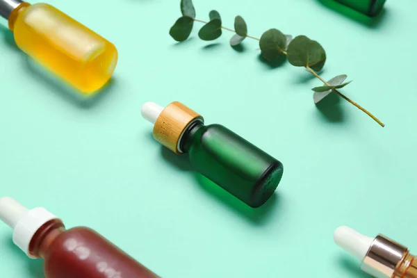 Flasker Med Kosmetisk Olie Eukalyptus Grene Turkis Baggrund - Stock-foto