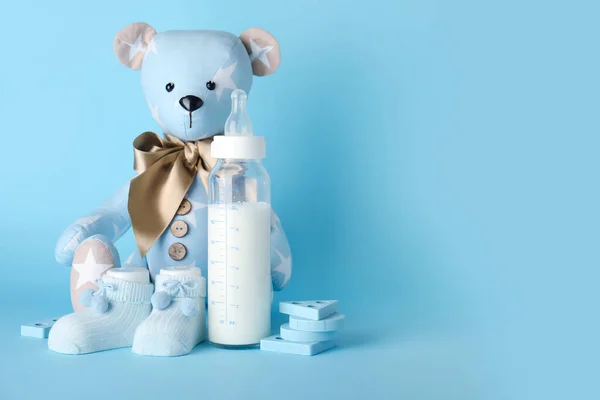 Ведмедик Тедді Пляшкою Молока Дитини Синьому Фоні — стокове фото