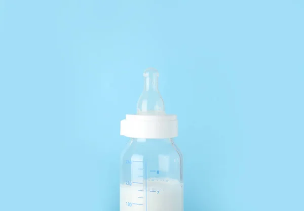 Bebek Mavi Zemin Üzerine Süt Şişesi — Stok fotoğraf