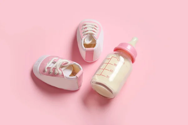 Flaske Mælk Til Baby Med Støvletter Lyserød Baggrund - Stock-foto