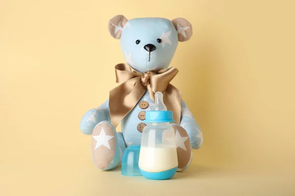 Teddy Beer Met Fles Melk Voor Baby Lichtgele Achtergrond — Stockfoto