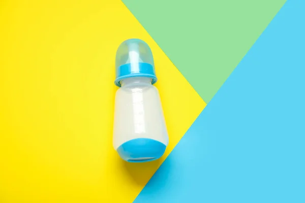 Botella Con Leche Para Bebé Sobre Fondo Color —  Fotos de Stock