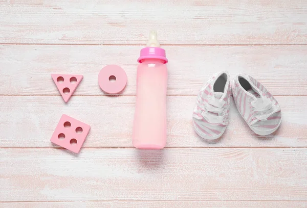 Botol Susu Untuk Bayi Dengan Mainan Dan Booties Pada Latar — Stok Foto
