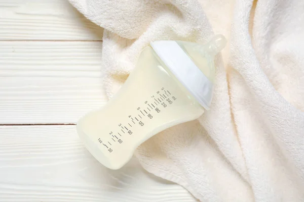 Flaske Mælk Til Baby Med Håndklæde Hvid Træbaggrund - Stock-foto