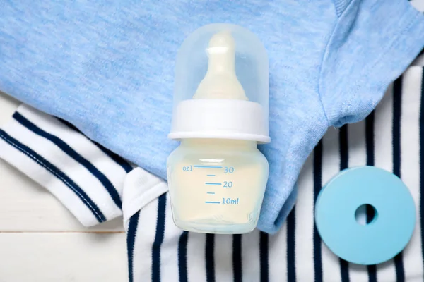 Botella Leche Para Bebé Con Body Sobre Fondo Blanco Madera — Foto de Stock