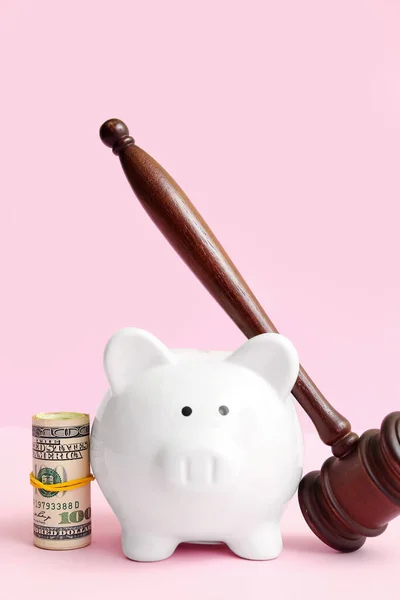 Piggy Bank Met Rechter Hamer Geld Roze Achtergrond Faillissementsconcept — Stockfoto
