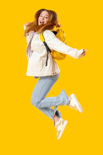 Sarı Arka Planda Atlayan Kız Öğrenci — Stok fotoğraf