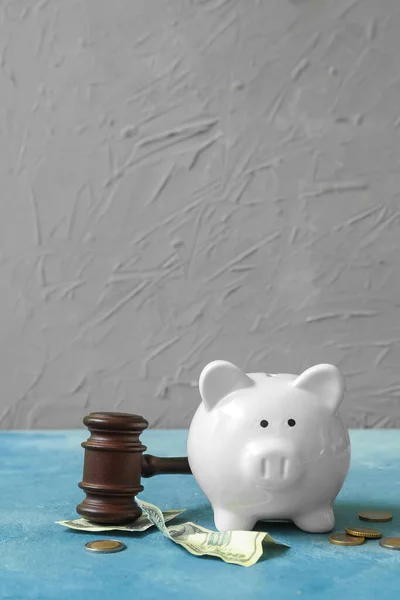 グランジブルーの背景に裁判官のギャルとお金を持つ貯金箱 破産の概念 — ストック写真