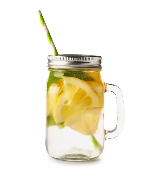 白を背景にレモンとミントの注入水のメイソンジャー — ストック写真