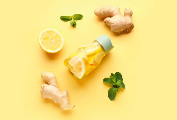 Sports Bottle Infused Water Lemon Ginger Yellow Background — Stock Photo, Image